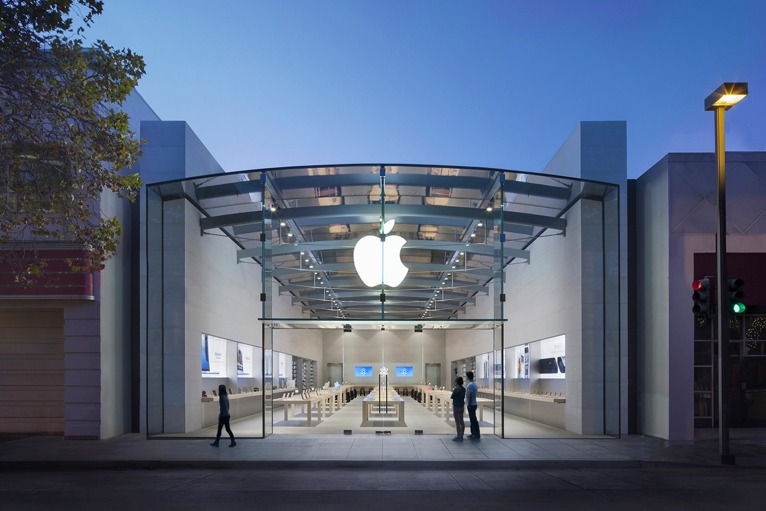 Burglars ram SUV into Palo Alto Apple store in smash-and-grab raid