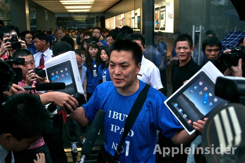David Han shows off iPad purchase