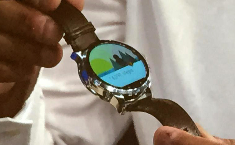 Fossil が Moto 360 に似た Android Wear 製品で Apple Watch 競争に参加