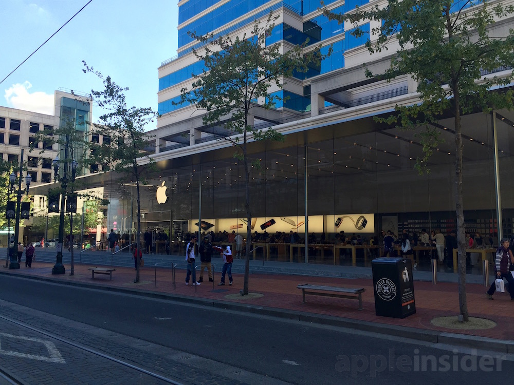 Apple Pioneer Place - Electronics Store in Portland