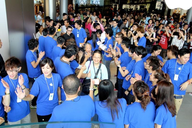 Hundreds queue up for the re-opening of the Apple store at Stanford mall –  The Mercury News