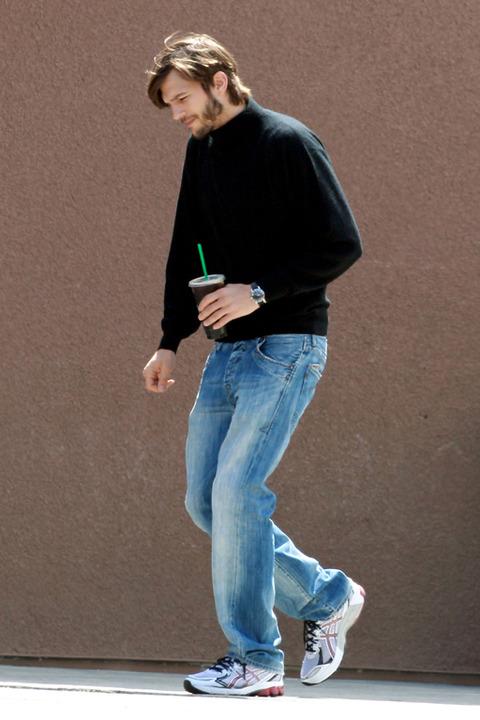 Photos of Ashton Kutcher in character as Steve Jobs surface | AppleInsider