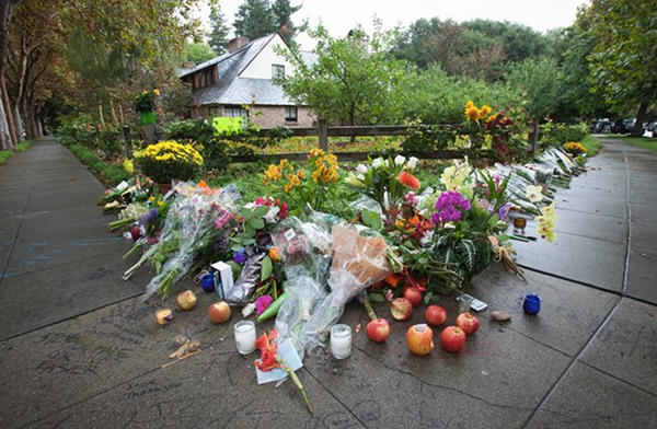 Steve Jobs tribute outside home