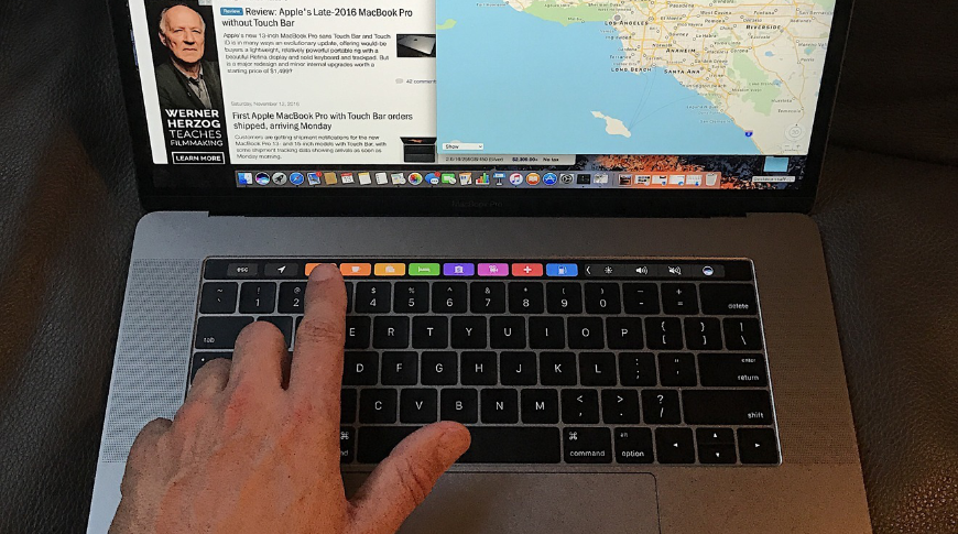 The OLED ToucBar acts as a variable toolbar for Mac apps.