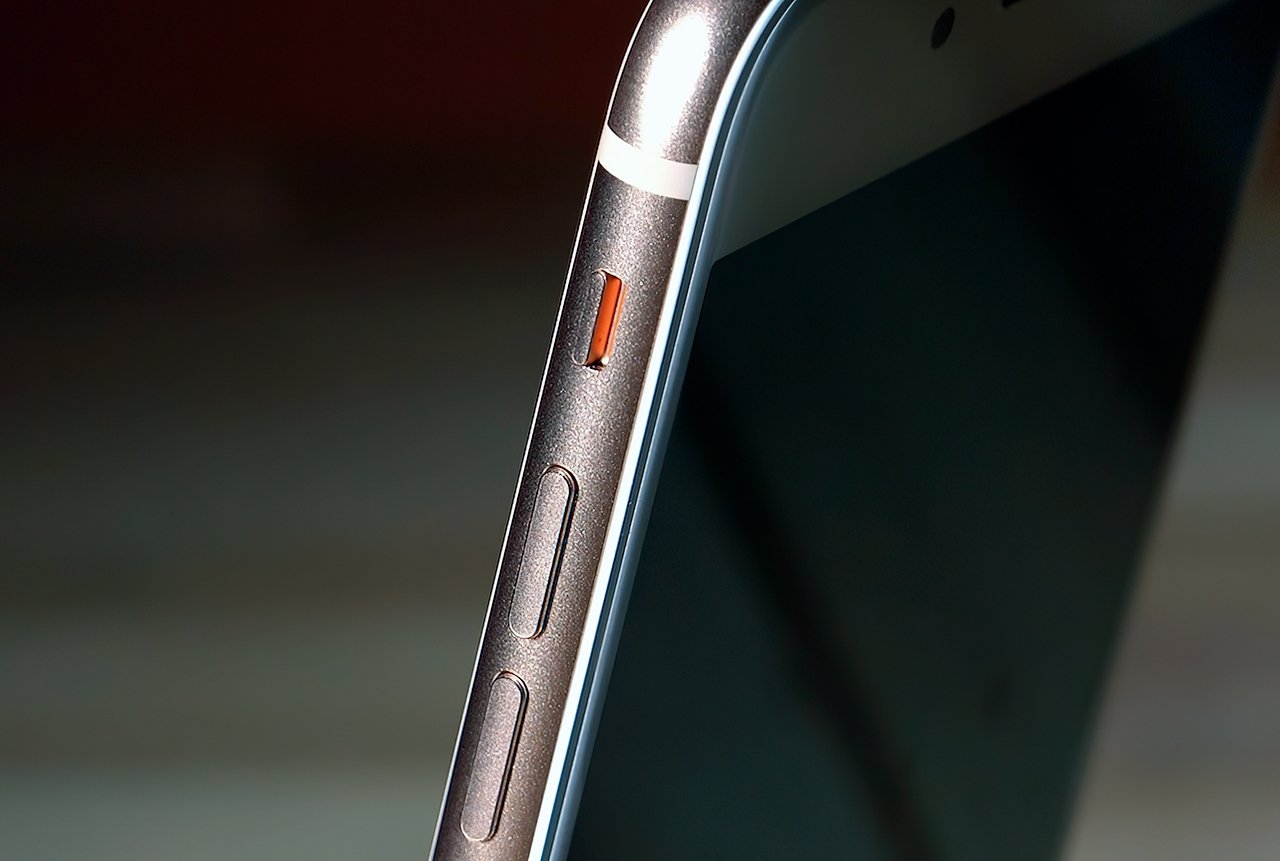 Apart from minor differences, this 2017 model continued with the design Apple had introduced with the iPhone 6