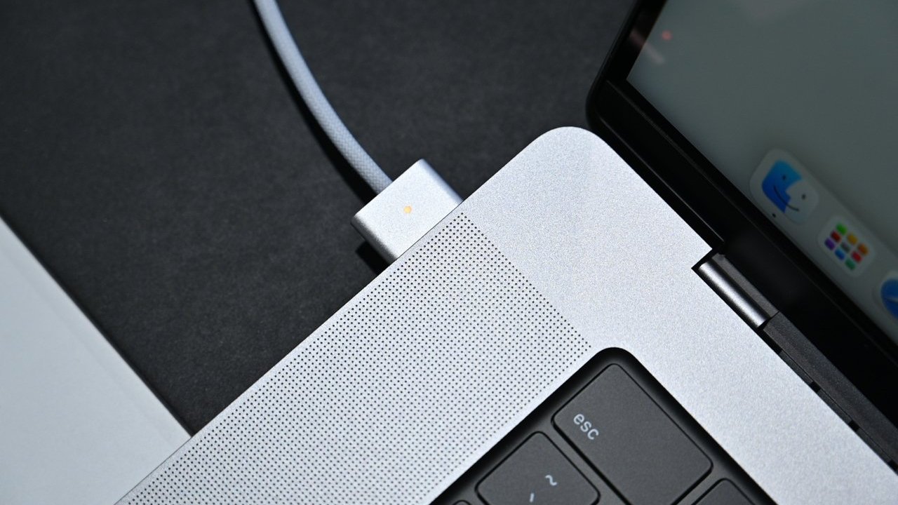 Fast charging is only possible with the MagSafe 3 connector