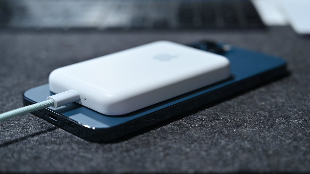 Gunakan Paket Baterai MagSafe untuk mengisi daya iPhone secara nirkabel