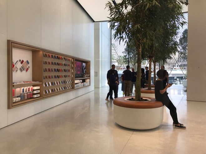 Apple Shows Off Dubai Store With Massive 186 Foot Curved Glass Facade