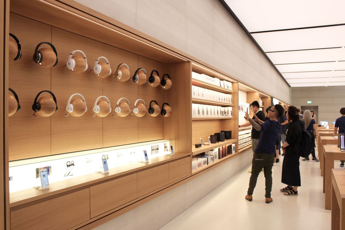 The watch is in the shop. Apple stor витрины. Apple Store Interior. Apple Store 2021. Интерьеры магазинов Apple.