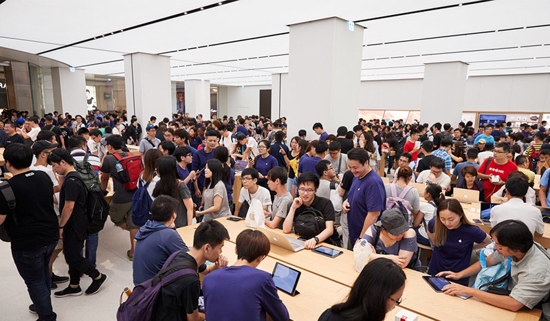 Apple初の台湾小売店オープン、一晩中混雑