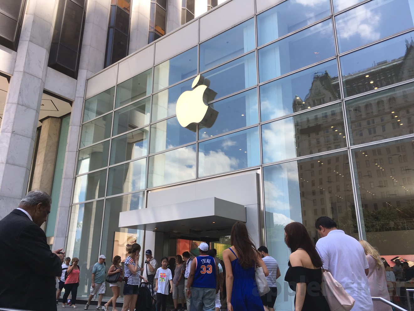 ▷ Check out the new Apple Store on 5th Avenue in NYC!