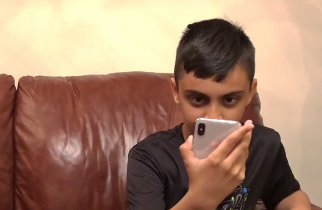 Mom And Son Jabardasti Sleeping Time Xxx Video - Video shows 10-year-old unlocking mother's iPhone X via Face ID |  AppleInsider