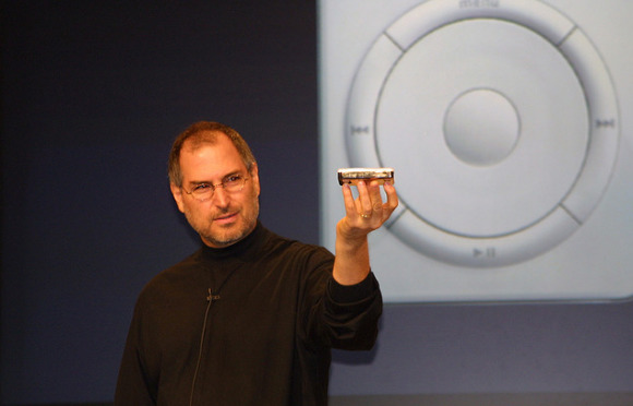 26527-37889-Steve-Jobs-with-first-iPod-l.jpg