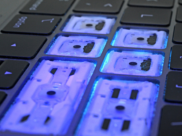 Penambahan membran silikon ke keyboard kupu Keyboard macbook Pro silikon memudahkan tetapi tidak memecahkan masalah debu masuknya