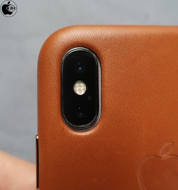 An iPhone X inside an iPhone XS case (via Macotakara)