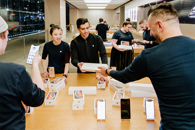 First Iphone Xs And Xs Max Apple Watch Series 4 Sales Commence In