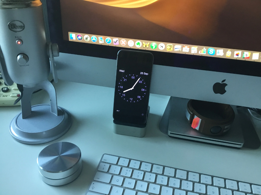The app Disappearing Bedtime Clock being used as a desk clock on iPhone