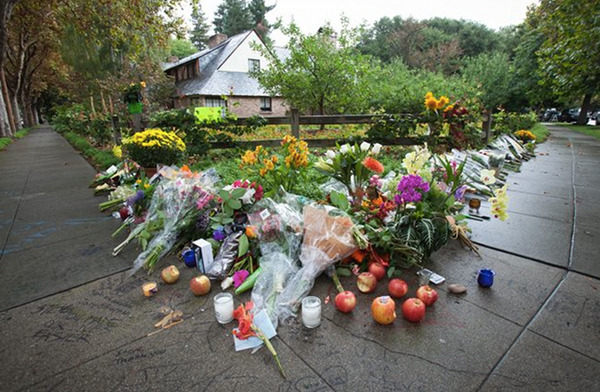 Bunga ditinggalkan di luar rumah Steve Jobs di Palo Alto