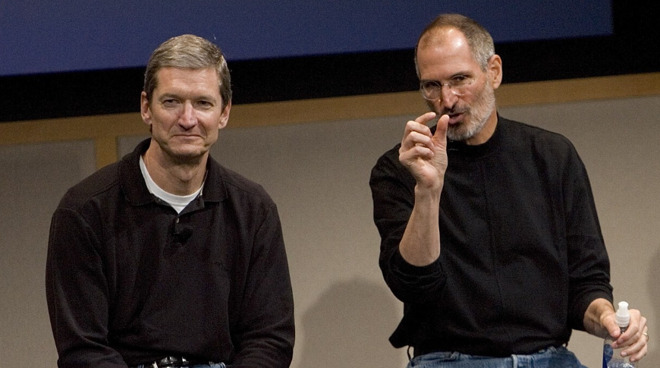 Tim Cook (left) and Steve Jobs (right)