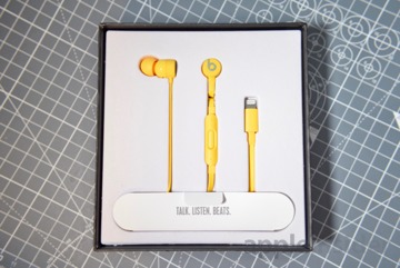 The urBeats3 earphone tray in the box