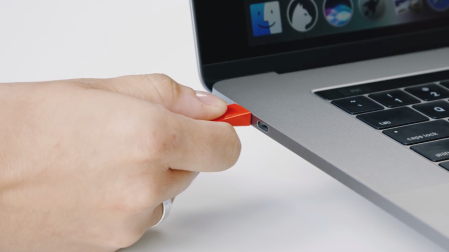 Plugging Luna Display's dongle into a Mac (picture by Luna Display)