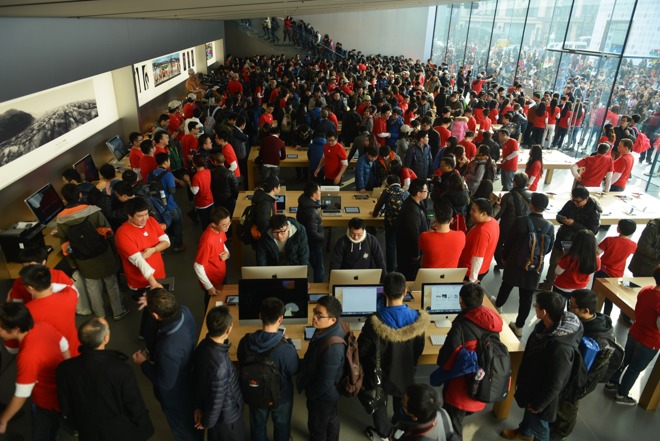 busy Apple Store in China