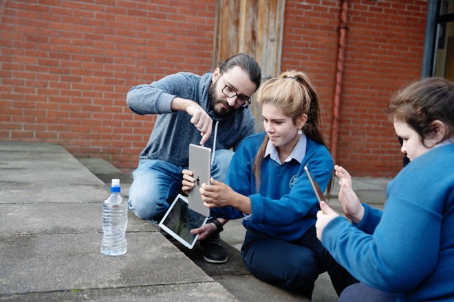 Apple volunteer teaches photography to students