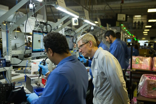 Apple CEO Tim Cook visits the Austin, Texas production facility in 2014