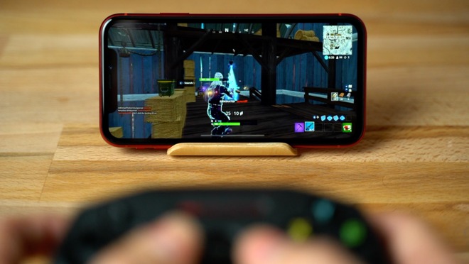 the iphone xr s screen is certainly smaller but still extremely usable for fortnite with a controller - how to play fortnite on iphone 7 with ps4 controller