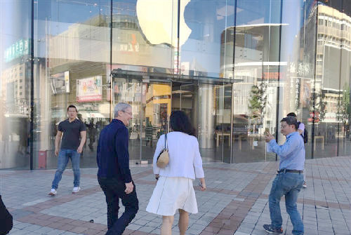 Tim Cook visiting the Apple Store in Beijing