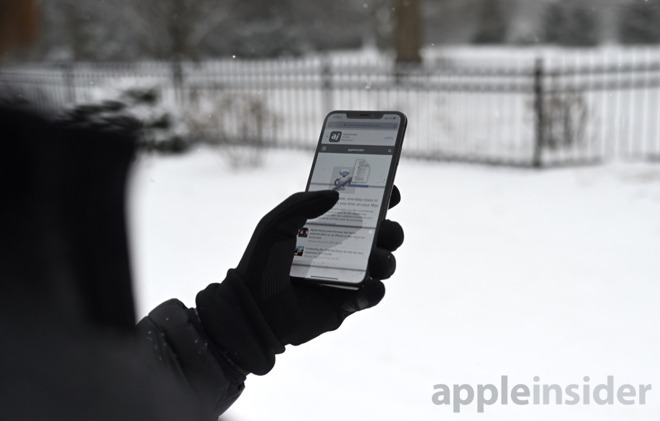 Mujjo touchscreen gloves, which enable an iPhone to be used while worn.