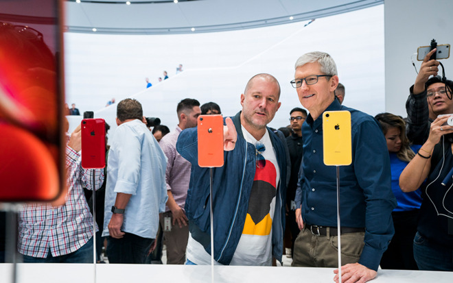 Apple CEO Tim Cook (right) with CDO Jony Ive (left)
