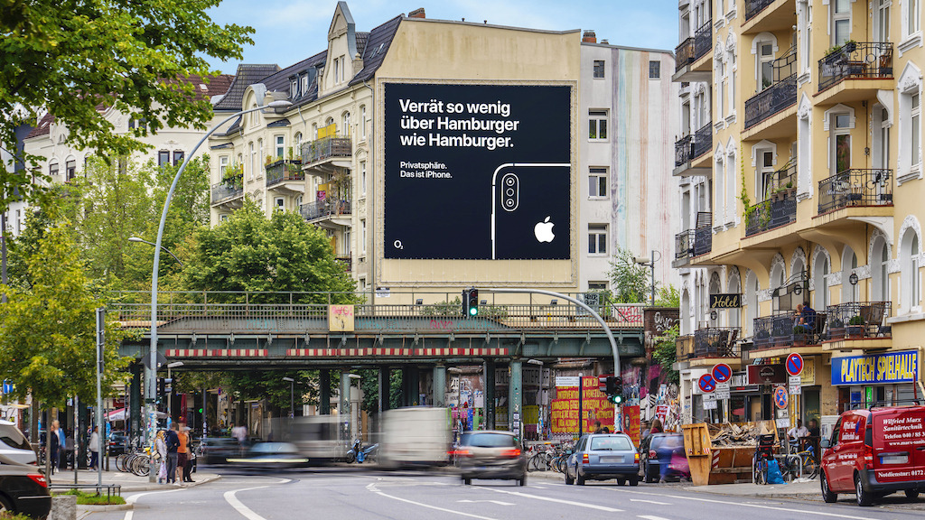 The second Hamburg 'Privacy. That's iPhone' billboard. (via Macerkopf)