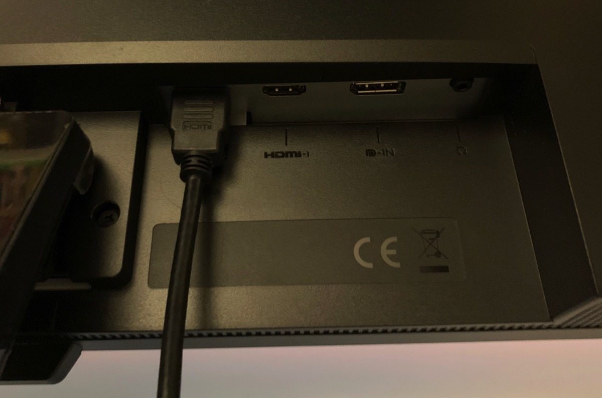 Connectivity options for the BenQ EL2870U monitor