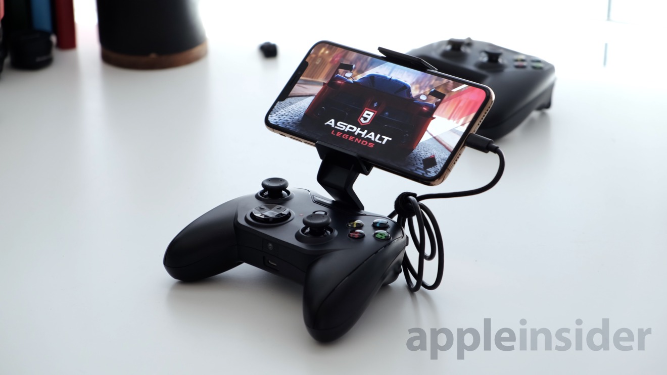 Rotor Riot controller  connected to an iPhone XS Max: Playing Asphalt 9