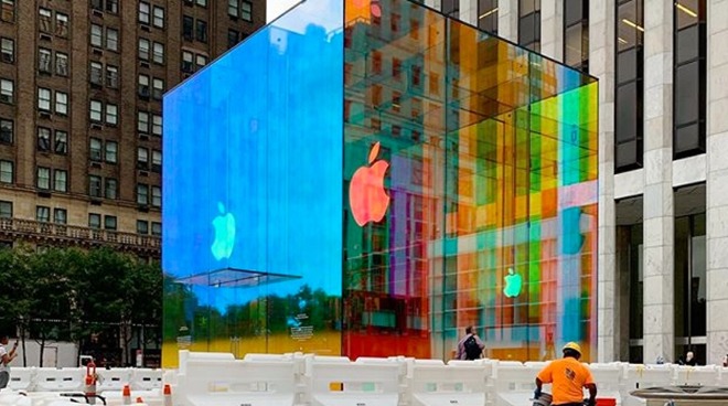Apple's Fifth Avenue store glass cube (via Instagram/chaseitorbchased)