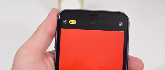 So that you can see what happens, we've simulated nighttime by covering up the camera lens. The iPhone 11 then automatically offers you Night Mode.