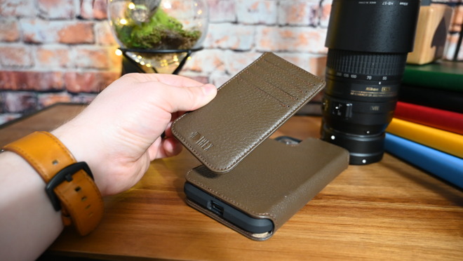 Magnetic wallet of the Hex case can clip to the folio or the shell