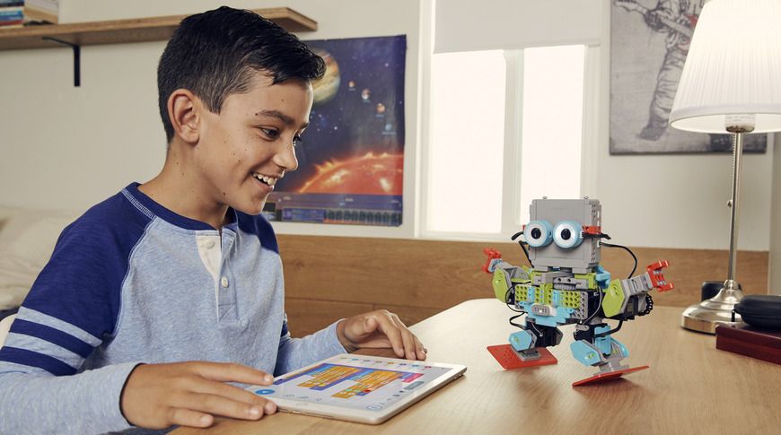 photo of MeeBot 2.0 educational robotics kit ships as Apple Store exclusive image