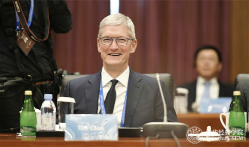 photo of Tim Cook is the board chairman of Tsinghua University's School of Economics and Management image