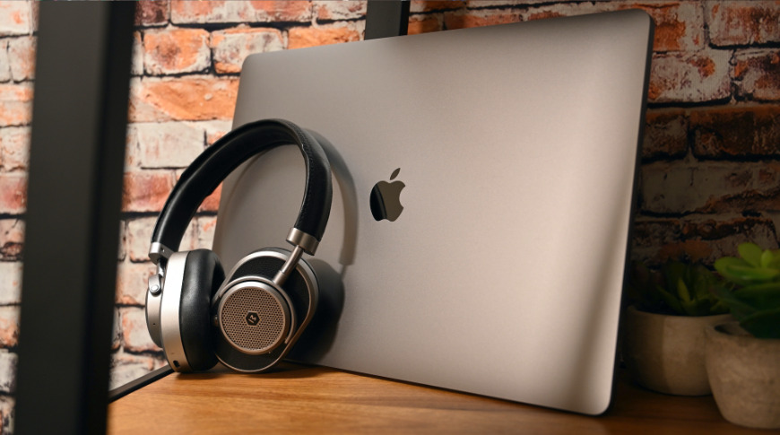 apple headphones to macbook pro