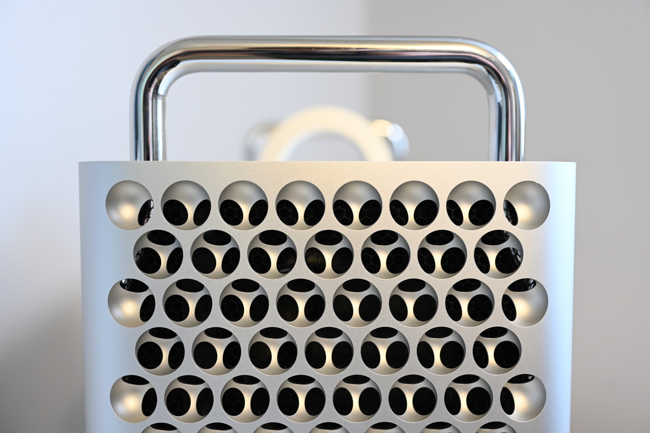The front 3D mesh pattern of the Mac Pro looks great and allows maximum airflow.