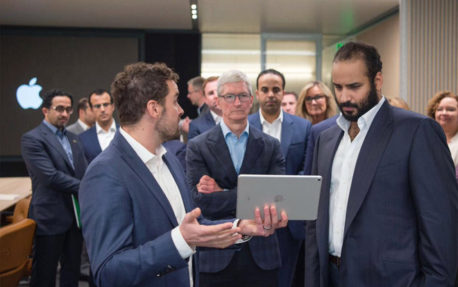Apple CEO Tim Cook meeting with Saudi Crown Prince Mohammed bin Salman, on the right.