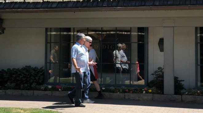 Eddy Cue and Tim Cook spotted at Sun Valley 2019. (Source: Alex Heath on Twitter)