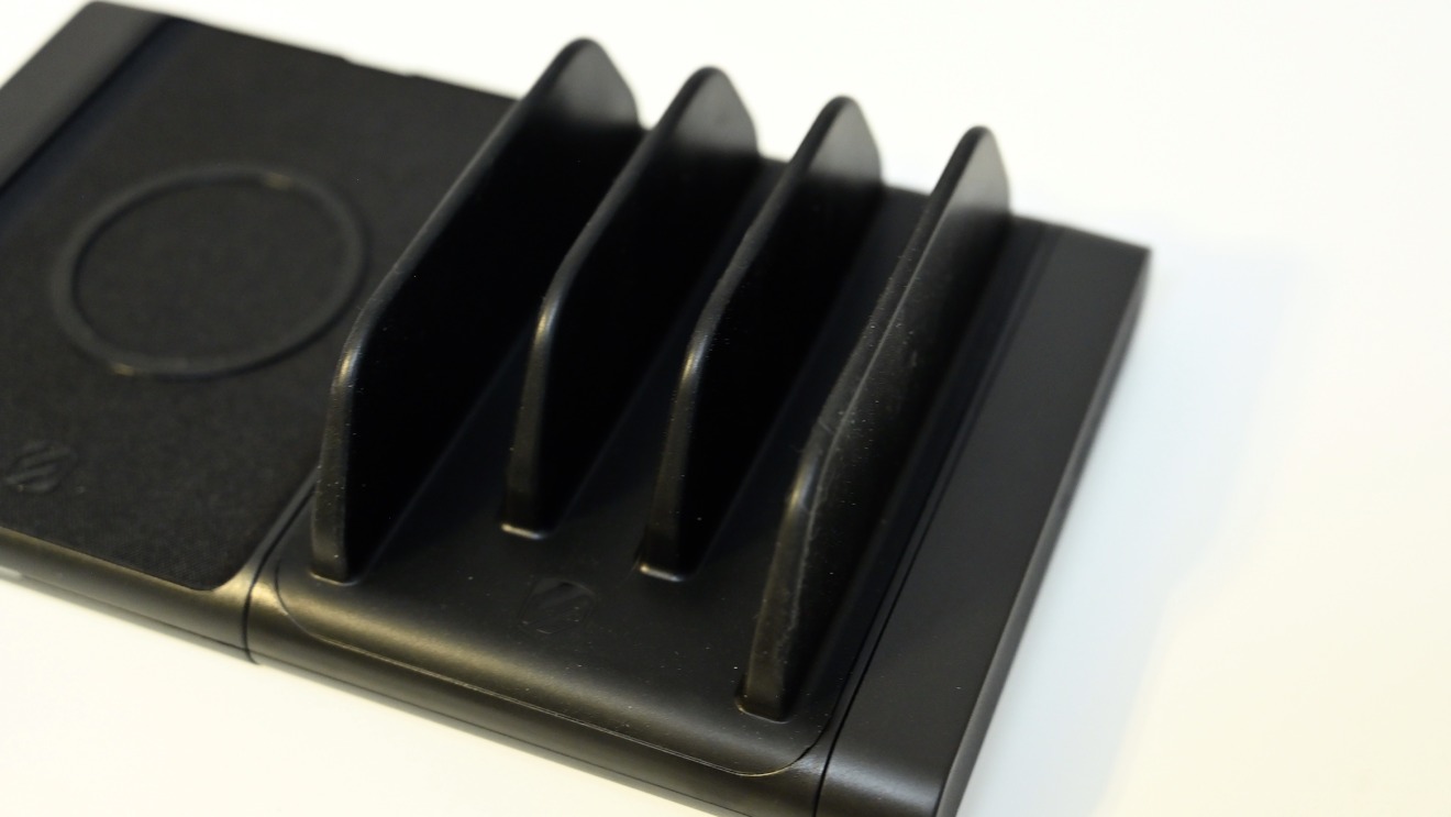 Silicone-covered stands on BaseLynx Vert Charger