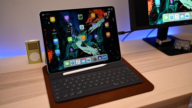 An iPad Pro, keyboard, Apple Pencil, all connected to a 4K USB-C display