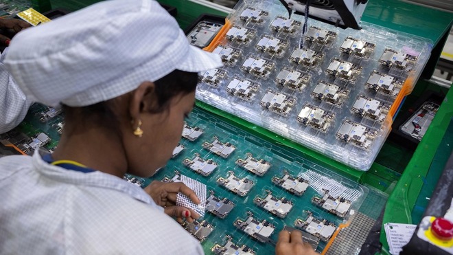 A Foxconn employee in India. Iamge via Bloomberg.