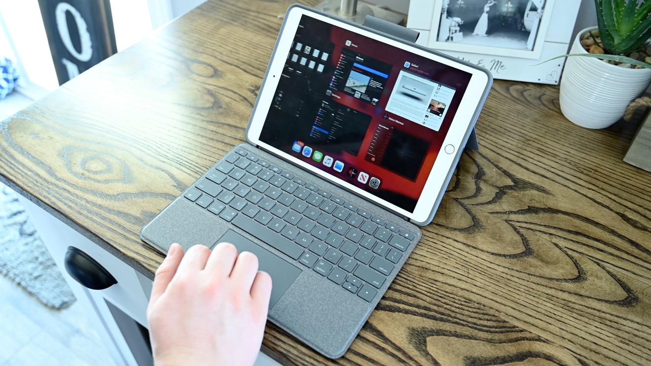 Logitech's Combo Touch supports multi-touch gestures
