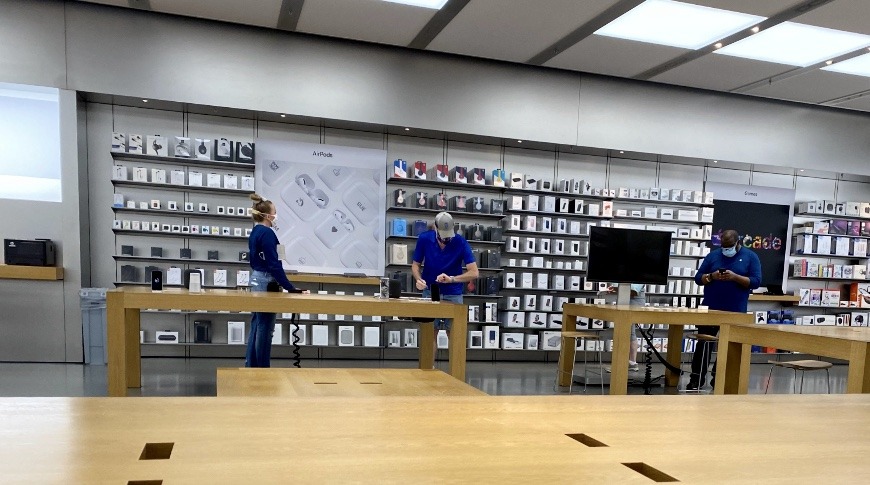 Las Vegas Apple stores reopen for select services