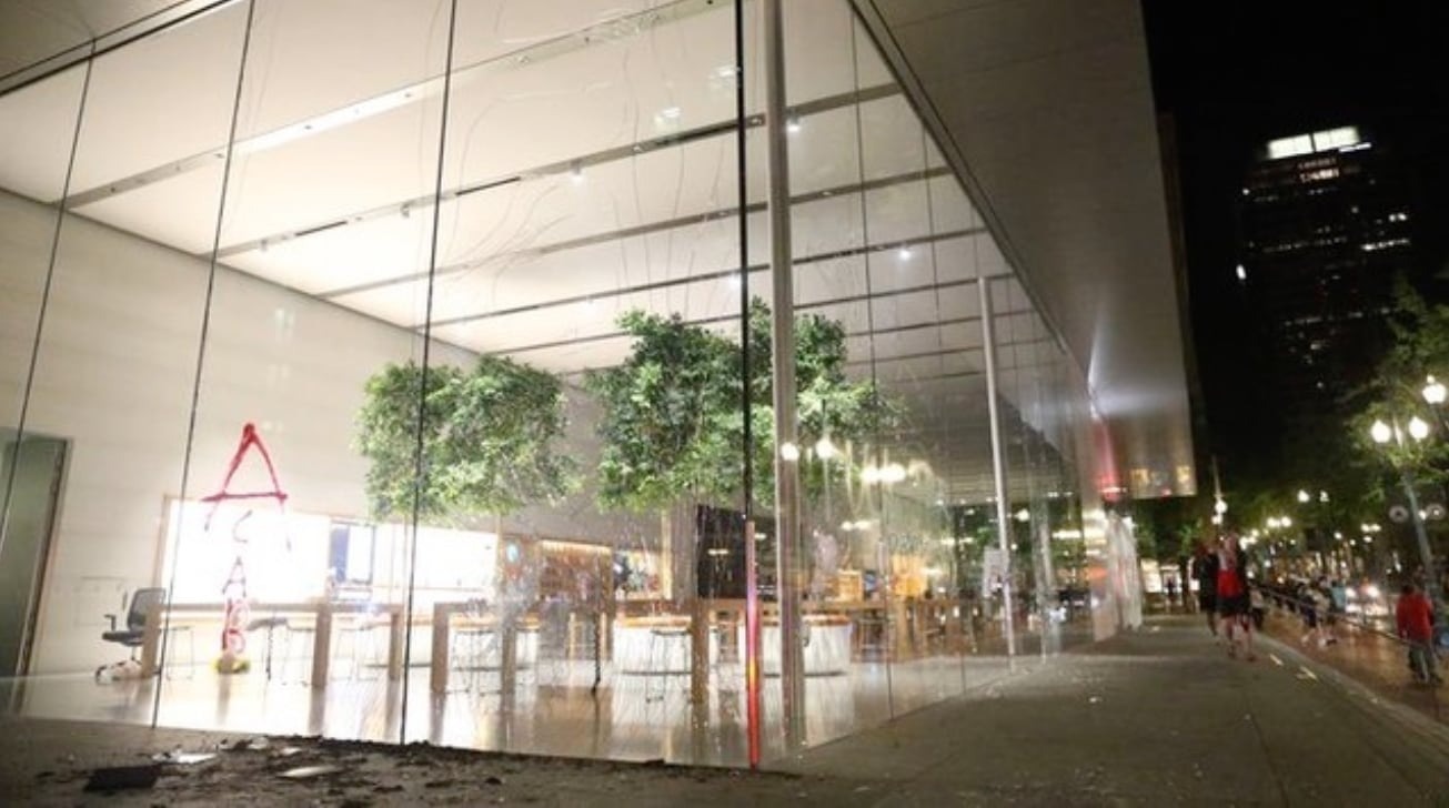 photo of Some Apple Stores temporarily close over looting concerns image